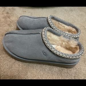 UGG Slippers worn only a few times- too tight for me. Size 8. Worn indoors. OOS.
